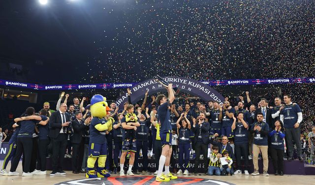 Fenerbahçe Beko kupasını aldı / Fotoğraf eklendi