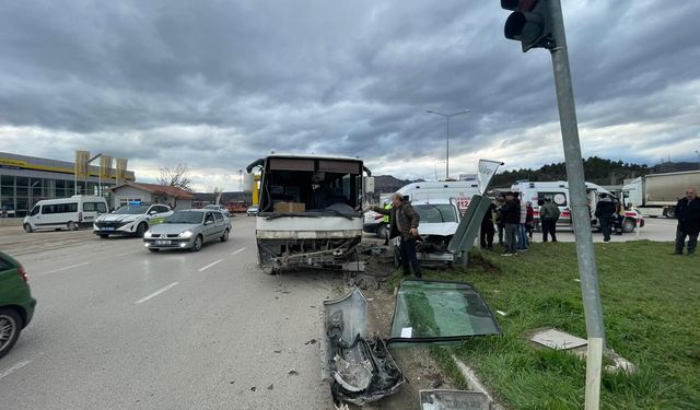 Hafif ticari araç ile midibüs çarpıştı: 6 yaralı