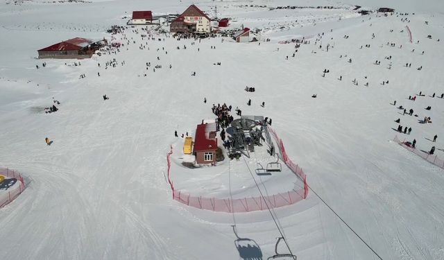 Hesarek Kayak Merkezi'nde 'pazar' yoğunluğu; kuyruklar oluştu/Ek fotoğraflar