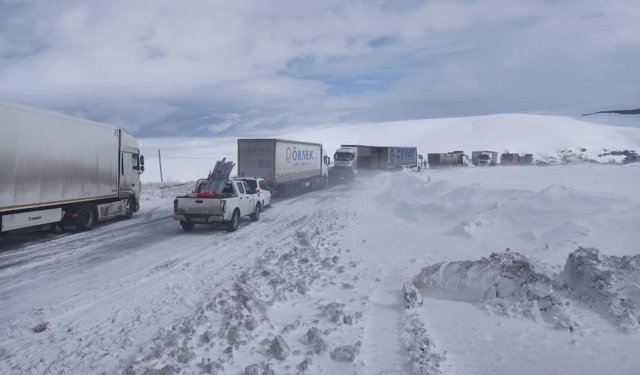 Ilgar Dağı tipi nedeniyle ulaşıma kapandı, 200 araçlık konvoy oluştu