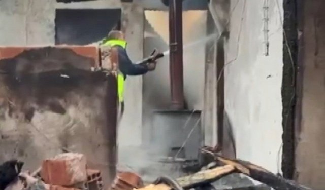 İmam lojmanı, çıkan yangında yandı