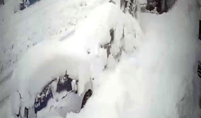 İş makinesinin yol temizliği sırasında kara gömülen otomobile çarptığı kaza kamerada