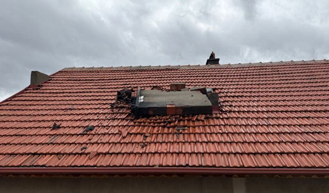 Isparta'da 2 minarenin alemi rüzgardan yıkıldı