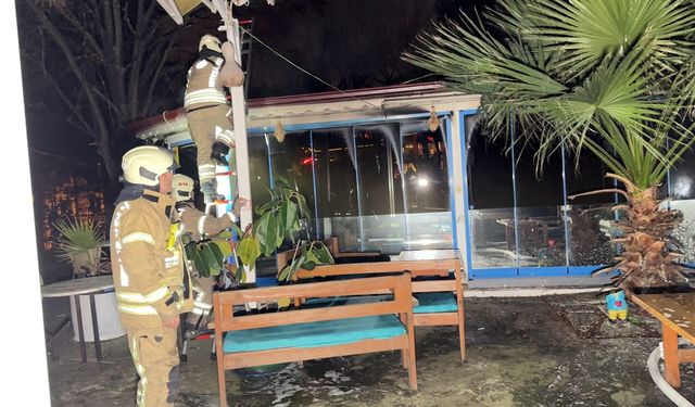 İstanbul - Avcılar'da parkın içindeki kafe alev alev yandı