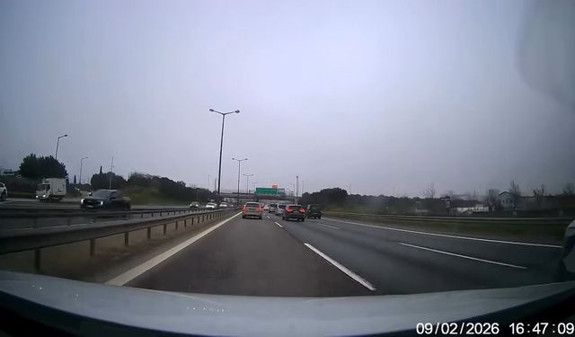 İstanbul - Sancaktepe'de kamyonet, polis aracına çarptı; kaza kamerada