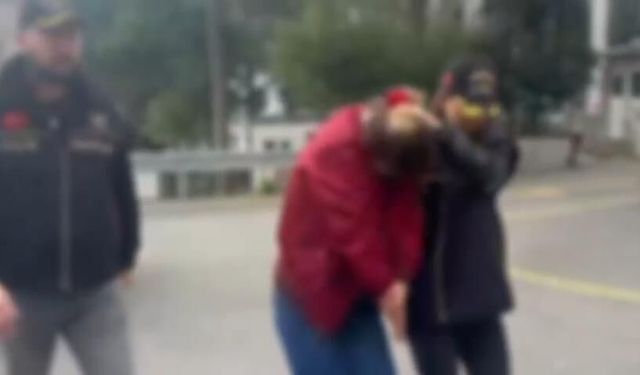 İstanbul - Savcı olduğunu söyleyerek otobüste yolcuyu tehdit eden şüpheli gözaltına alındı / Sevk görüntüsüyle