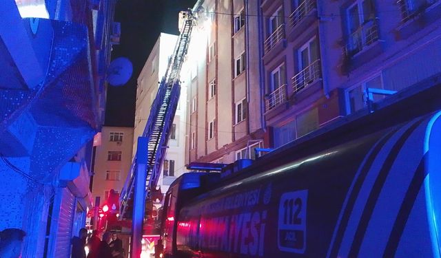 İstanbul - Silivri'de bina girişindeki elektrik trafosu yandı: 2 kişi dumandan etkilendi