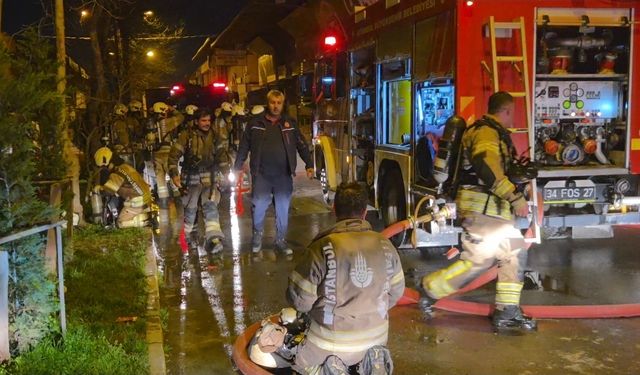 İstanbul - Sultangazi'de 2 katlı mobilya mağazasında yangın