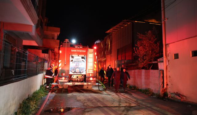 İzmir'de mobilya atölyesinde çıkan yangın, depoya ve iş yerlerine sıçradı