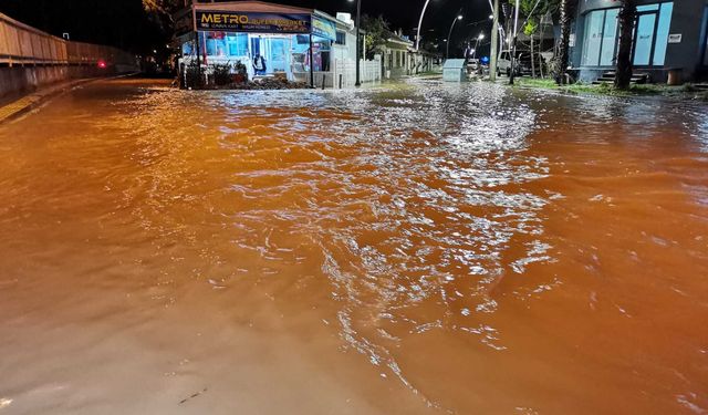 İzmir'de sağanak sırasında kamyonetle alt geçitte mahsur kalan sürücü öldü