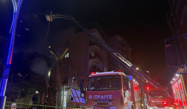 İzmit'te 2 katlı metruk bina alev alev yandı
