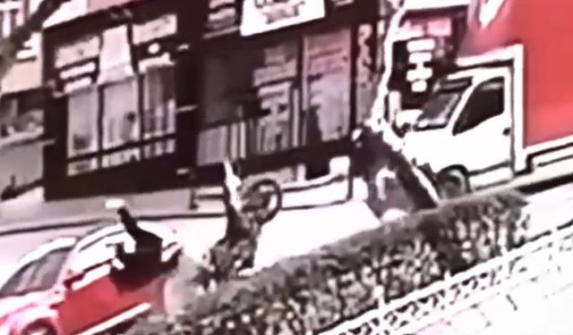 Kamyonet ve otomobile çarpıp takla atan motosikletin sürücüsü yaralandı; kaza kamerada