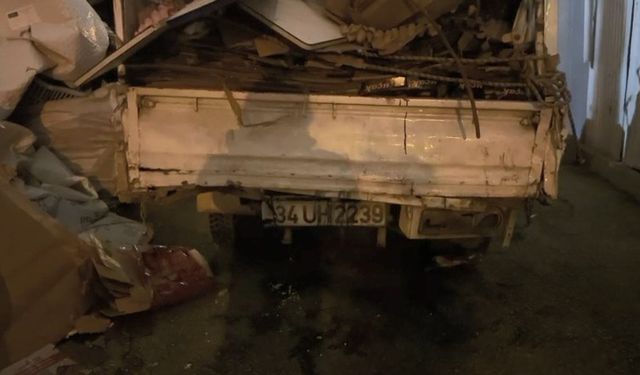 Kamyonetin çarptığı evin duvarından kopan tuğlaların altında kalıp yaralandı