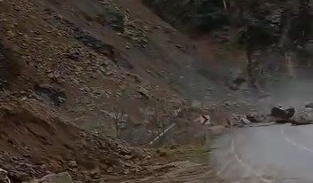 Kapalı köy yolunda heyelan temizliği (2)