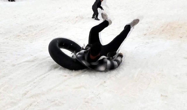 Kar Festivali'nde kızak, kayak ve şambrellerle kaydılar / Ek fotoğraflar