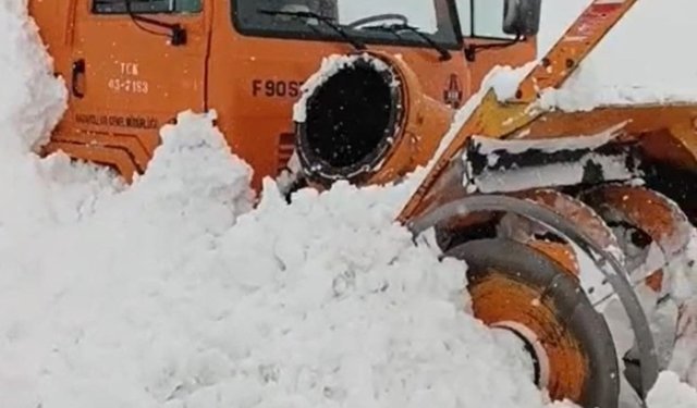 Karayolları kar savurma aracına çığ düştü, operatör sağ kurtarıldı