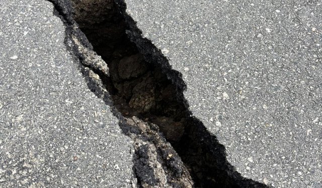 Kastamonu'da heyelan nedeniyle sahil yolunda yarıklar oluştu