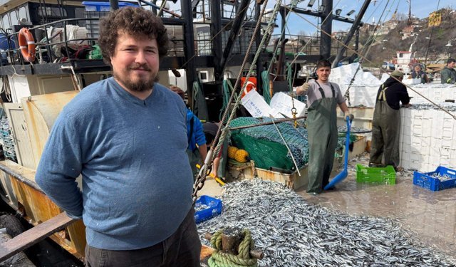 Kırklarelili balıkçılar, Karadeniz'de 6 saatte 30 ton hamsi avladı