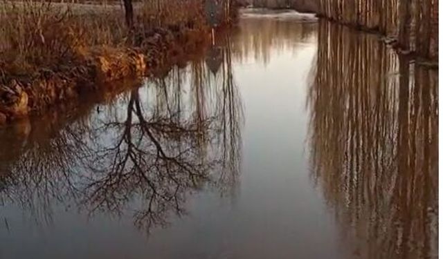 Kızılırmak taştı; köy yolu ulaşıma kapandı