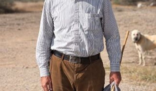 Kopan elektrik telini kaldırmaya çalışırken akıma kapılıp öldü