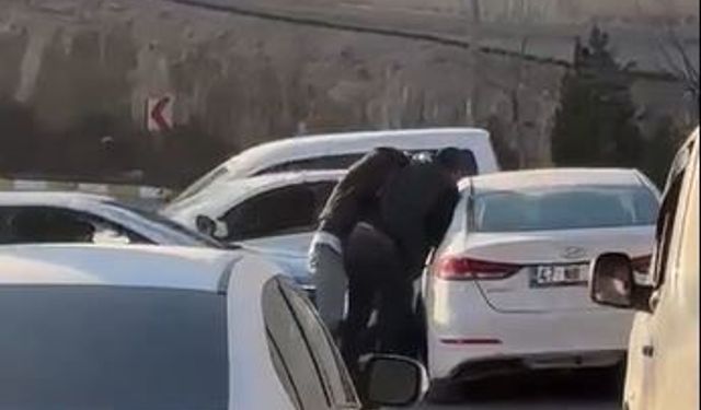 Mardin'de trafikte tekmeli yumruklu yol verme kavgası kamerada
