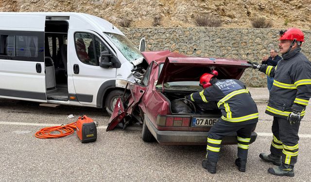 Minibüsle çarpışan otomobilin sürücüsü ve eşi öldü