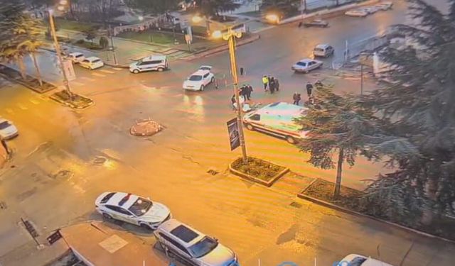 Motosikletin hafif ticari araca çarptığı kaza kamerada: 2 yaralı