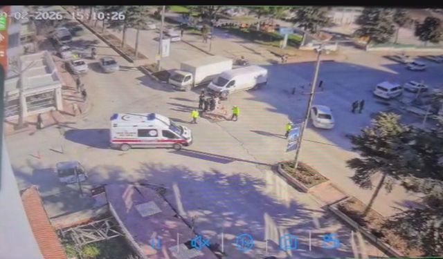 Motosikletin minibüse çarptığı kaza kamerada