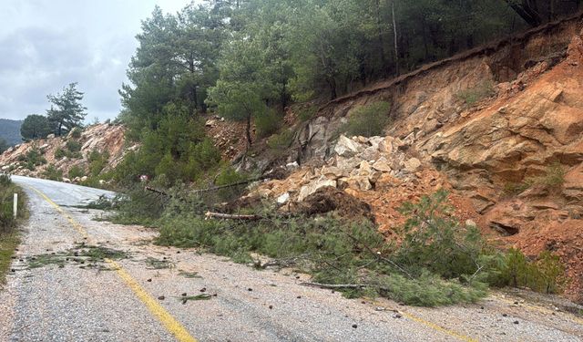 Muğla'da toprak kayması; yol kısmen kapandı