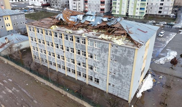 Muş'ta fırtına okulun çatısını uçurdu