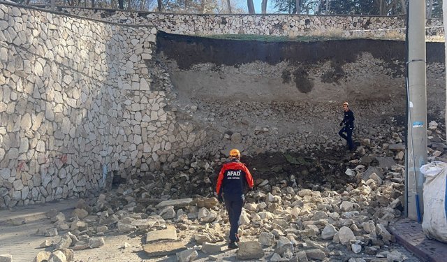 Niğde Kalesi'nin istinat duvarı çöktü