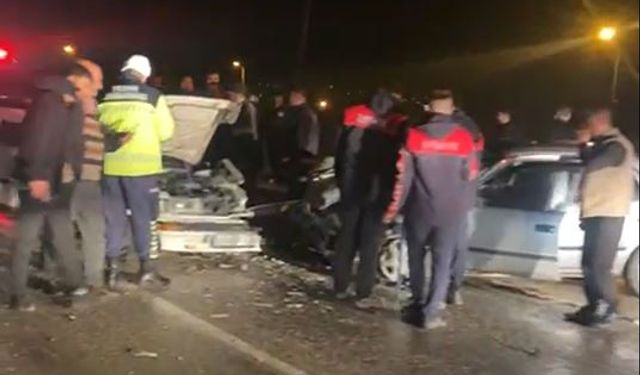 Osmaniye'de iki otomobil kafa kafaya çarpıştı; 4 yaralı