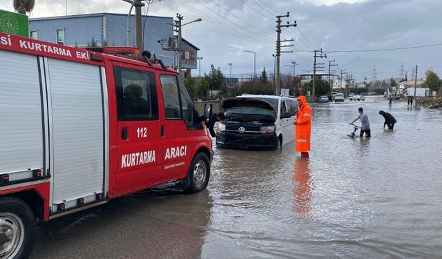 Osmaniye'de sağanak; yollar göle döndü, araçlar mahsur kaldı