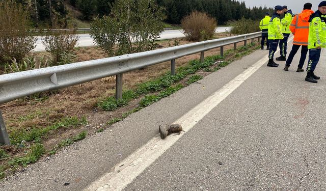 Otomobil, kaza sonrası yolda temizlik yapan işçilere çarptı: 1 ölü, 3 yaralı