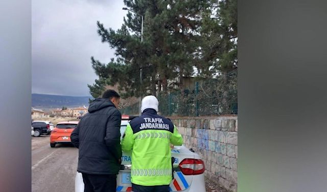 Otomobilin kaputunda yolcu taşıyan sürücüye ceza; o anlar kamerada