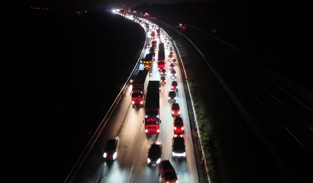 Otoyolda kamyon ile TIR'ın çarpıştığı kaza nedeniyle ulaşım aksadı: 1 yaralı