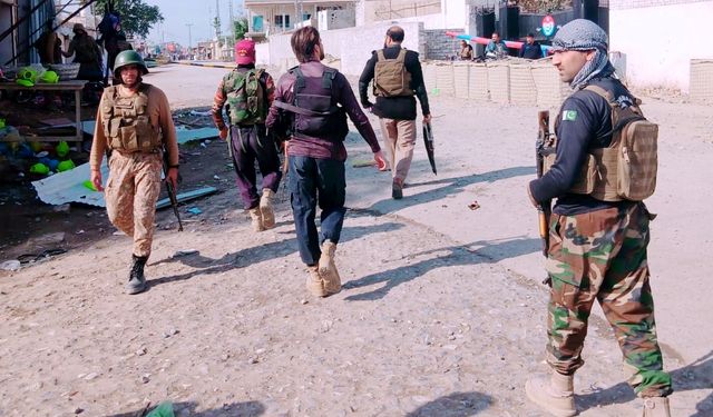 Pakistan'da bombalı saldırı: 12 ölü