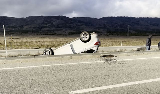 Refüje çarpan otomobil, takla attı; 5 yaralı