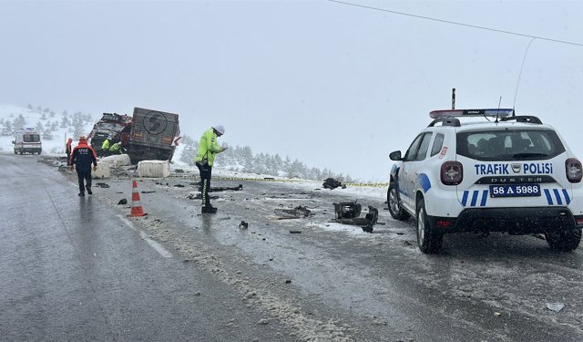 Sivas'ta 2 TIR çarpıştı: 1 ölü, 2 yaralı