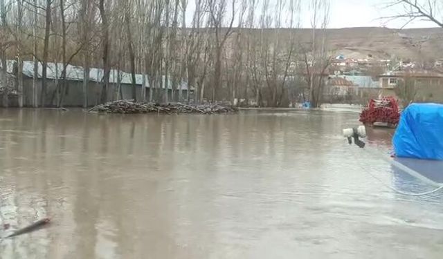 Sivas'ta Yıldız Irmağı taştı; araziler su altında kaldı, mezra yolu kapandı (2)