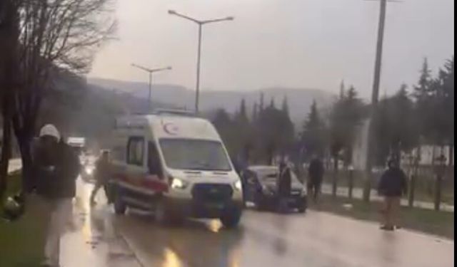 Yaya geçidinde elektrikli bisiklete otomobil çarptı; 1 yaralı