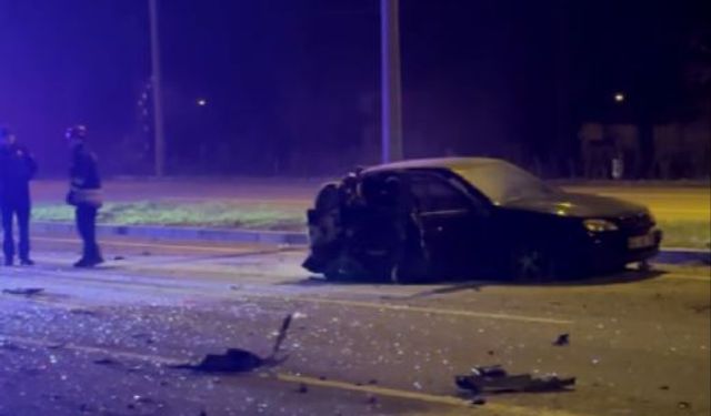 Yoldan çıkıp karşı şeride geçen otomobil ile TIR çarpıştı; 2 yaralı