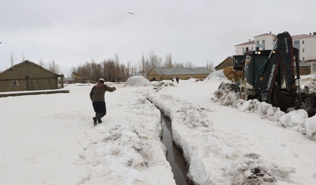 Yüksekova'da sağanak; ahırları su bastı