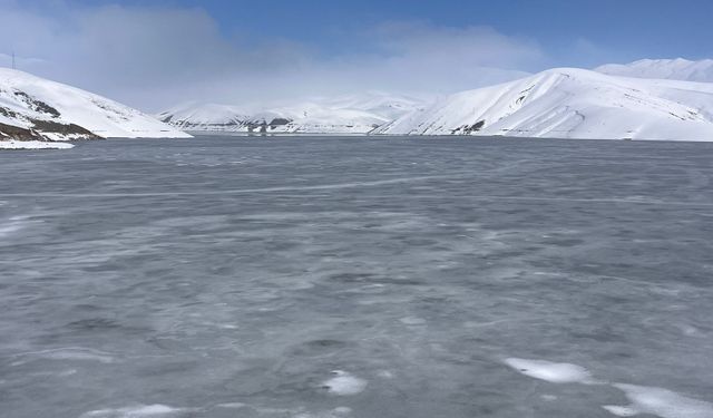 Yüksekova'daki Dilimli Baraj Gölü'nün yüzeyi kısmen buz tuttu