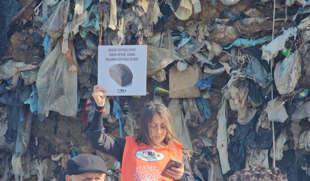 Zonguldak'ta denize sıfır eski çöp alanındaki atıklar sahillere saçılıyor