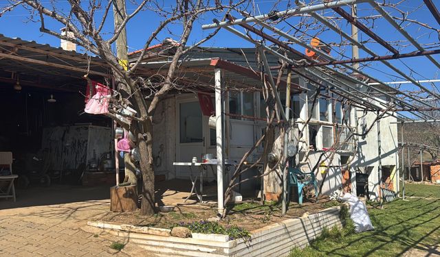 71 ve 72 yaşındaki çift, 52 yıldır engelli 3 çocuklarına bakıyor