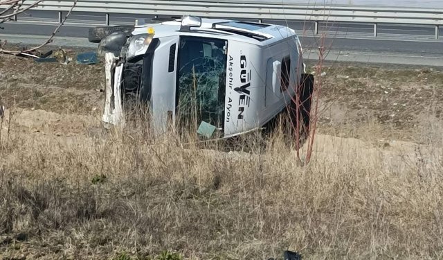 Afyonkarahisar'da yolcu indiren minibüse TIR arkadan çarptı: 11 yaralı