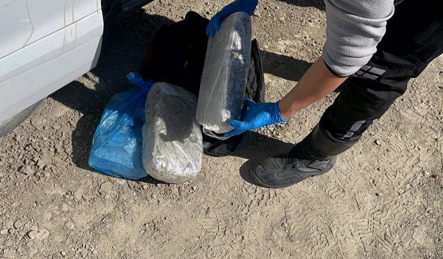 Araç ve evlerinde uyuşturucu ele geçirilen 2 şüpheli tutuklandı