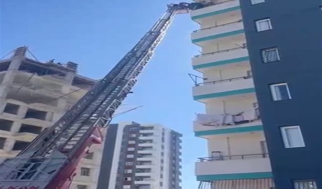 Baba ile bebeğinin kurtarıldığı yangını, komşuları çıkarmış