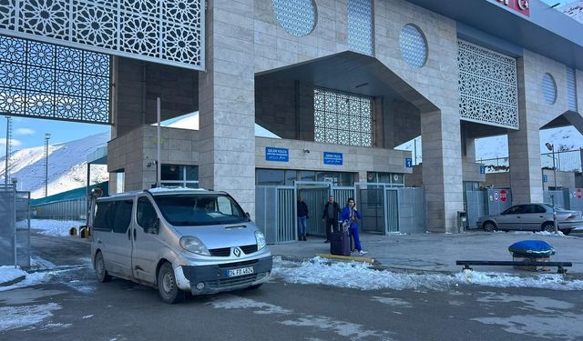 Bakan Bolat: Türkiye-İran arasında günübirlik yolcu geçişleri karşılıklı olarak durduruldu (2)